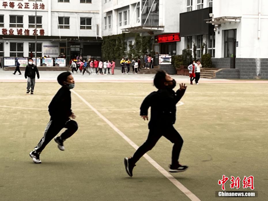 資料圖：學(xué)生們?cè)谡n間玩耍。