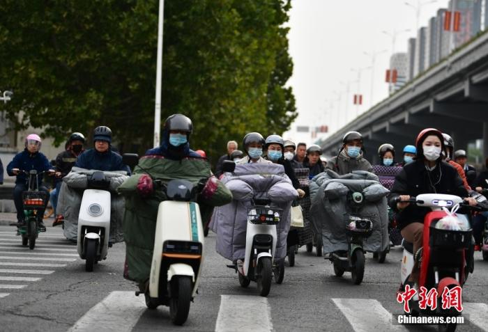 11月3日，河北石家莊迎降溫天氣，市民“捂”裝出行。 <a target='_blank' href='/'><p  align=