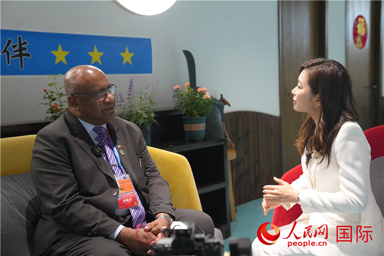 斐濟副總理兼貿易部長卡米卡米加接受人民網記者專訪。人民網記者 吳超嵐攝