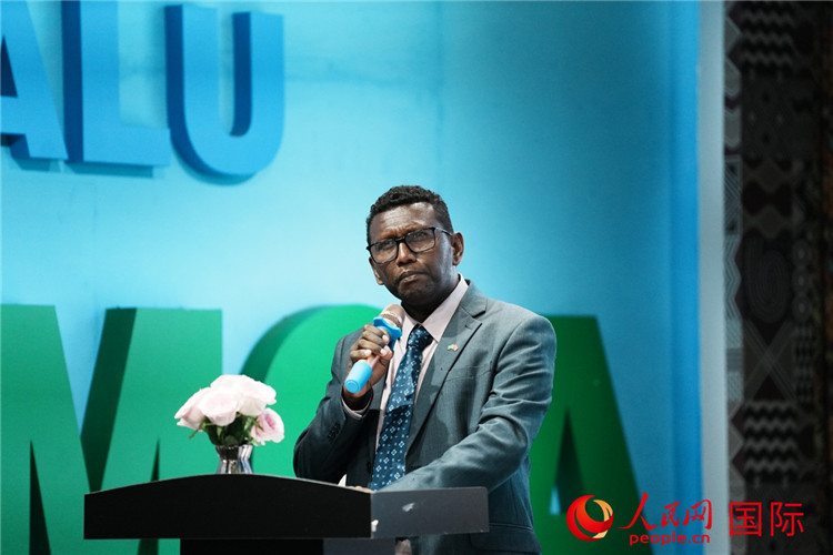 所羅門群島總理代表吉姆森·菲奧·塔南噶達(dá)發(fā)表致辭。人民網(wǎng) 彭昱凱攝