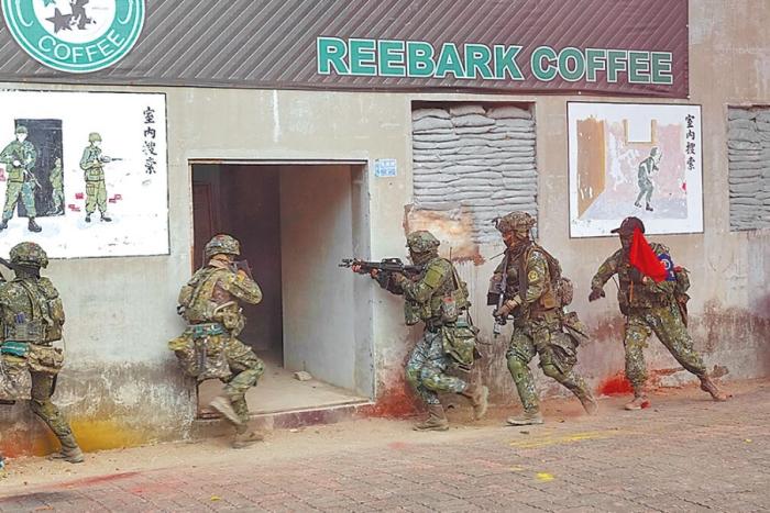 圖為2022年臺(tái)陸軍步訓(xùn)部學(xué)員模擬城鎮(zhèn)戰(zhàn)。圖片來(lái)源：臺(tái)灣《中國(guó)時(shí)報(bào)》。