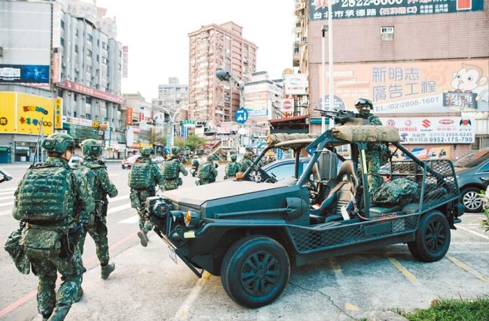 圖為2021年臺(tái)陸軍特種作戰(zhàn)指揮部在演習(xí)。圖片來(lái)源：臺(tái)灣《中國(guó)時(shí)報(bào)》。