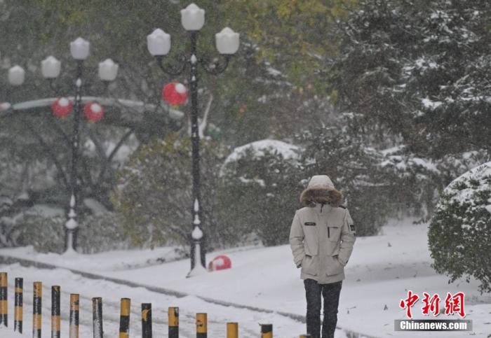 圖為市民在雪中出行。 <a target='_blank' href='/' ><p  align=