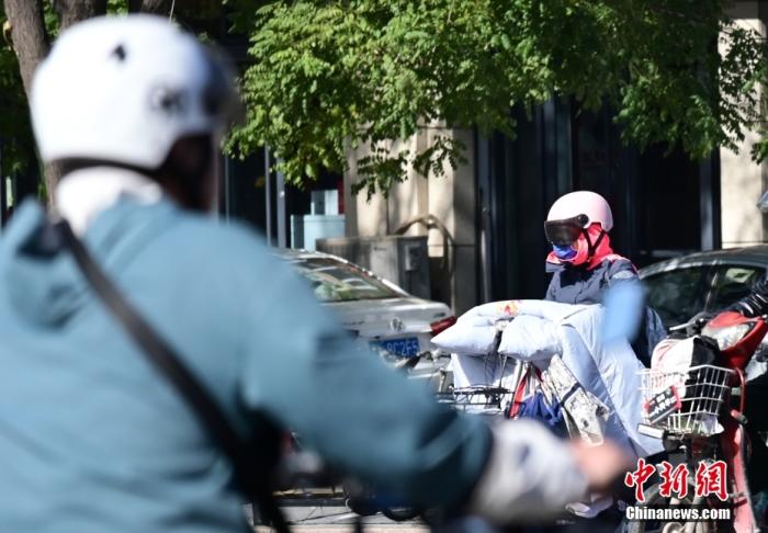 石家莊街頭，市民紛紛穿上厚厚的外套“捂”裝前行。 <a target='_blank' href='/'><p  align=