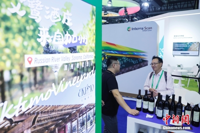 11月6日，參觀者與展臺(tái)工作人員交流。當(dāng)日，第六屆中國國際進(jìn)口博覽會(huì)在國家會(huì)展中心(上海)舉行。據(jù)上海美國商會(huì)官網(wǎng)消息，為進(jìn)一步加強(qiáng)中美經(jīng)貿(mào)聯(lián)系，上海美國商會(huì)與美國農(nóng)業(yè)部合作參展2023年第六屆中國國際進(jìn)口博覽會(huì)。今年是美國政府首次設(shè)立官方展館。<a target='_blank' href='/'><p  align=