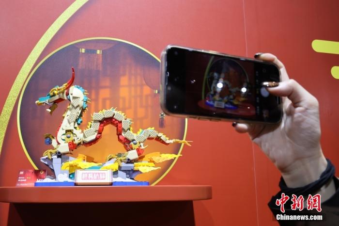 第六屆中國國際進(jìn)口博覽會舉行，消費(fèi)品展區(qū)展出以生肖龍為題材的中國元素產(chǎn)品。<a target='_blank' href='/'><p  align=