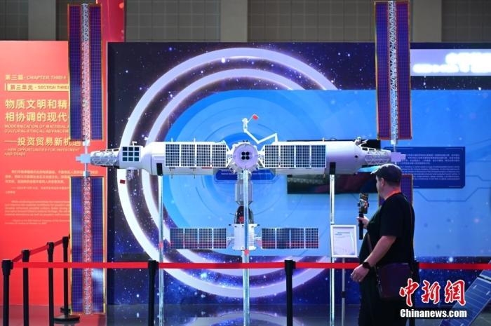11月5日，觀眾在進(jìn)博會中國館參觀拍攝中國空間站模型。<a target='_blank' href='/'><p  align=