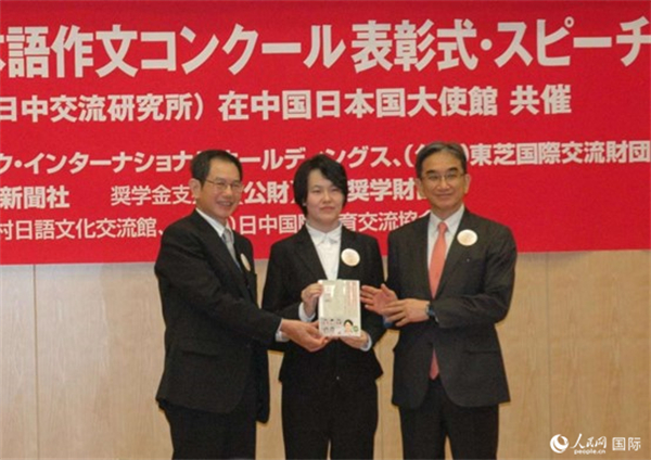 日本駐華大使垂秀夫（右一）、日本僑報社總編輯段躍中（左一）和趙志琳同學合影留念。人民網記者 陳建軍攝