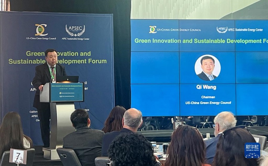 11月13日，美中綠色能源促進(jìn)會會長王麒在舊金山舉行的“綠色創(chuàng)新與可持續(xù)發(fā)展論壇”上發(fā)言。新華社記者 譚晶晶 攝