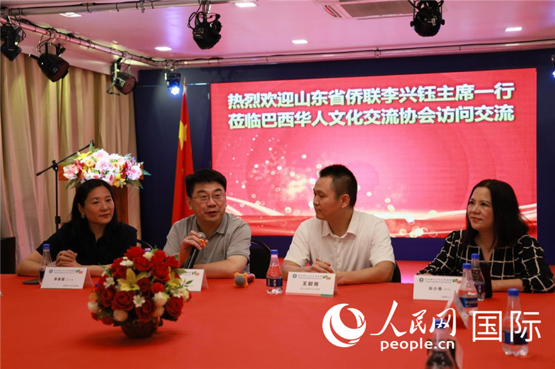 山東省僑聯(lián)主席李興鈺（左二）和與會(huì)僑領(lǐng)座談。人民網(wǎng)記者宋亦然攝