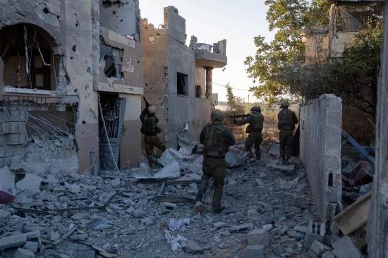 這張以色列國防軍11月12日發(fā)布的照片顯示，以軍地面部隊(duì)在加沙地帶北部開展軍事行動(dòng)。新華社發(fā)