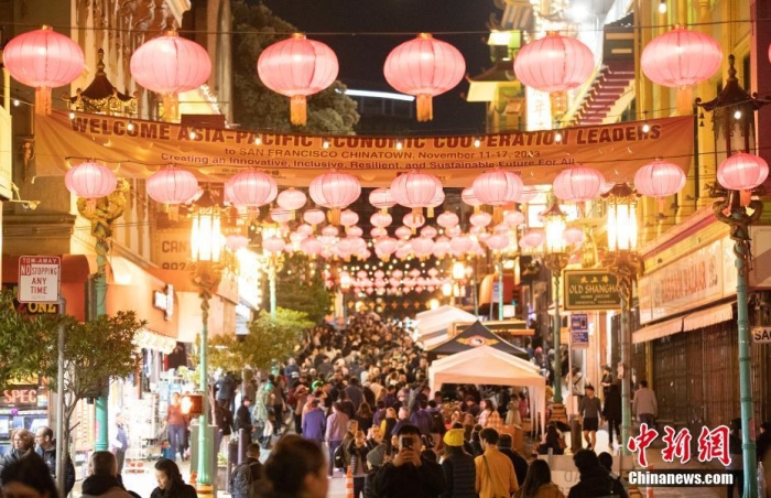 當(dāng)?shù)貢r(shí)間11月10日，美國(guó)舊金山唐人街夜市人頭攢動(dòng)。亞太經(jīng)合組織(APEC)第三十次領(lǐng)導(dǎo)人非正式會(huì)議將在舊金山舉行，當(dāng)?shù)靥迫私钟?jì)劃舉辦包括夜市在內(nèi)的多場(chǎng)活動(dòng)，以吸引與會(huì)者、游客和市民的光顧。<a target='_blank' href='/'><p  align=