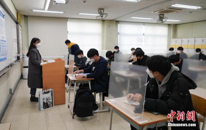 12月3日，延遲近一個月的韓國高考舉行。據(jù)韓國教育部消息，今年考生約49.34萬人，創(chuàng)歷史最低紀(jì)錄。圖為在首爾某考點內(nèi)，考桌上設(shè)有隔板。