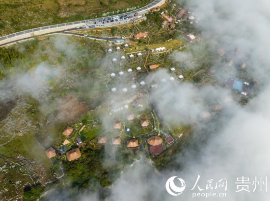 航拍掩映在晨間薄霧中的“花都里·化屋野奢度假營(yíng)地“。人民網(wǎng) 陽(yáng)茜攝