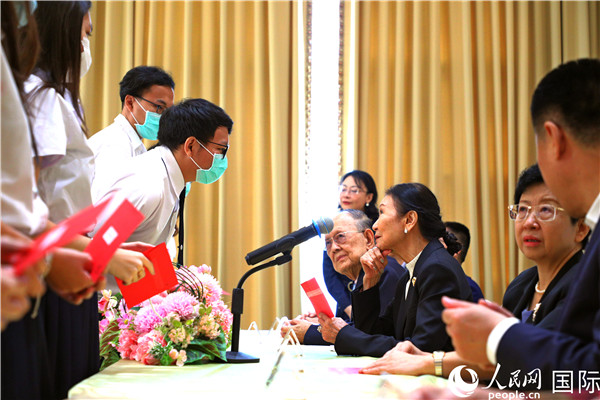 圖為獎(jiǎng)助學(xué)金頒發(fā)現(xiàn)場(chǎng)。人民網(wǎng)記者 白元琪攝
