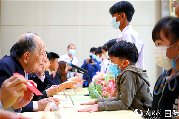 圖為獎(jiǎng)助學(xué)金頒發(fā)現(xiàn)場(chǎng)。人民網(wǎng)記者 白元琪攝