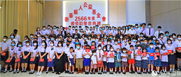 圖為出席嘉賓和現(xiàn)場(chǎng)獲獎(jiǎng)學(xué)生合影留念。人民網(wǎng)記者 白元琪攝