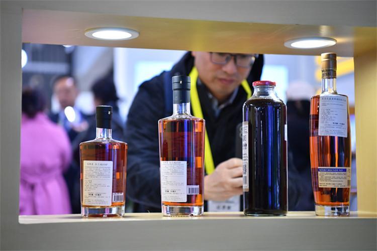 11月16日，觀眾在第七屆絲博會上參觀阿塞拜疆展位上的酒水產(chǎn)品。新華社記者 邵瑞 攝