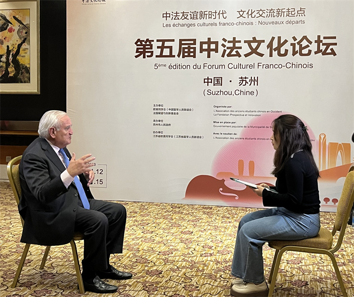 法國前總理、法國展望與創(chuàng)新基金會(huì)主席讓-皮埃爾·拉法蘭接受人民網(wǎng)的采訪。（國際在線供圖）