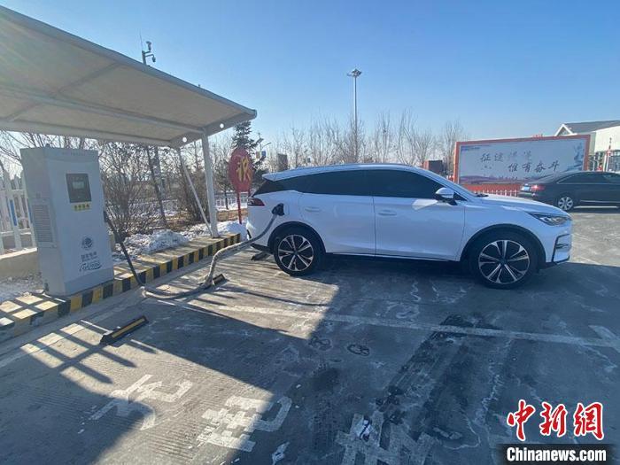資料圖：新能源汽車正在充電?！±畹?攝