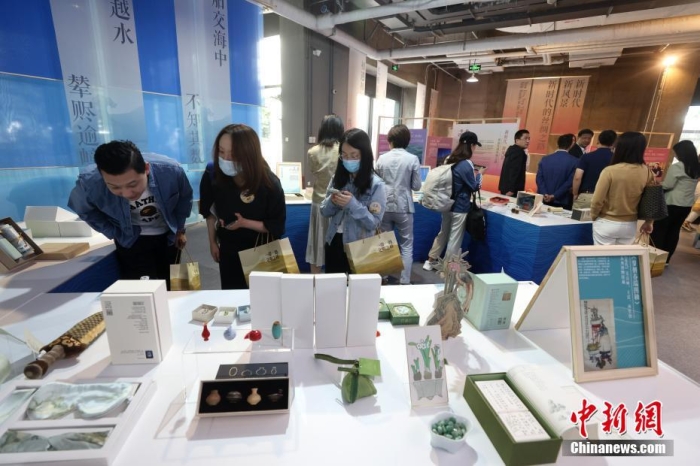 9月28日，“一帶一路，文明之橋”圖書(shū)文創(chuàng)展在北京圖書(shū)大廈開(kāi)幕，圖為觀眾參觀展覽。<a target='_blank' href='/'><p  align=