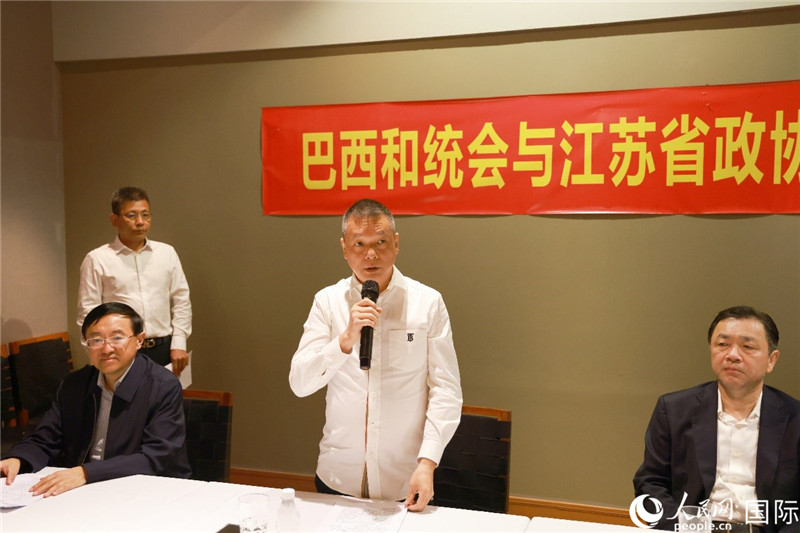 巴西和統(tǒng)會會長王俊曉（中）在座談會上致辭。人民網(wǎng)記者 陳海琪攝