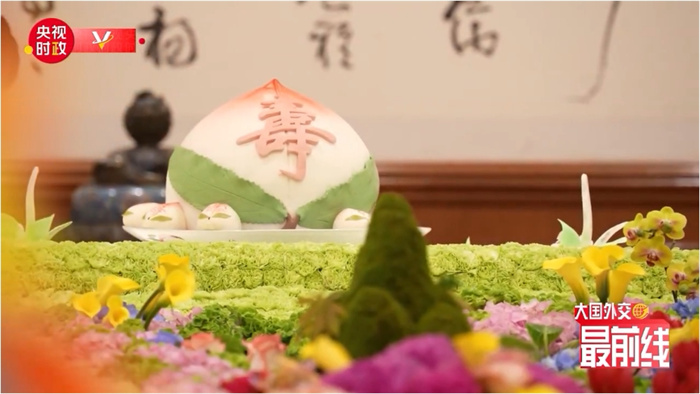 圖為今年7月基辛格訪華時午宴上的壽桃。來源：央視新聞截圖