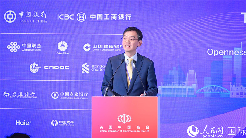 英國(guó)中國(guó)商會(huì)會(huì)長(zhǎng)、中國(guó)銀行倫敦分行行長(zhǎng)方文建 致歡迎辭。人民網(wǎng) 郭錦標(biāo)攝