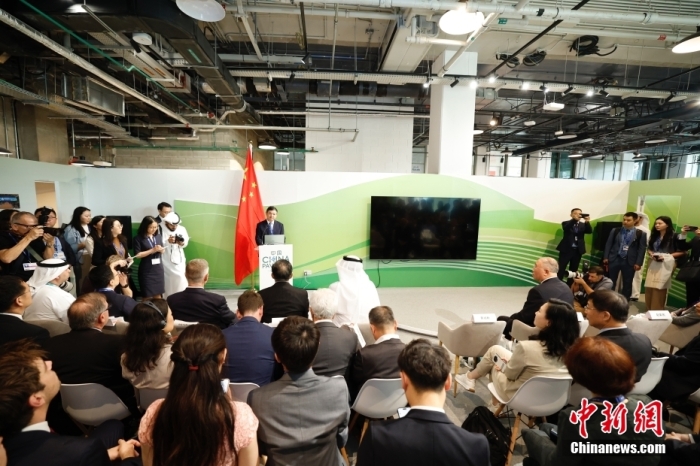 當?shù)貢r間11月30日，《聯(lián)合國氣候變化框架公約》第28次締約方大會(COP28)中國角開幕式暨“生態(tài)文明與美麗中國實踐”邊會在迪拜舉行。圖為中國生態(tài)環(huán)境部部長黃潤秋在邊會上發(fā)表致辭。<a target='_blank' href='/' _fcksavedurl='/'><p  align=