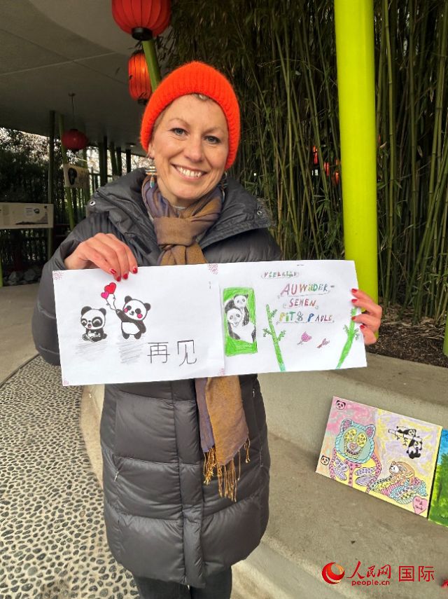桑德拉和德國(guó)小朋友們的作品。右圖寫(xiě)著“祝福好運(yùn)，再見(jiàn) Pit和Paule（“夢(mèng)想”“夢(mèng)圓”的德語(yǔ)名字）”。人民網(wǎng)記者 徐馨攝