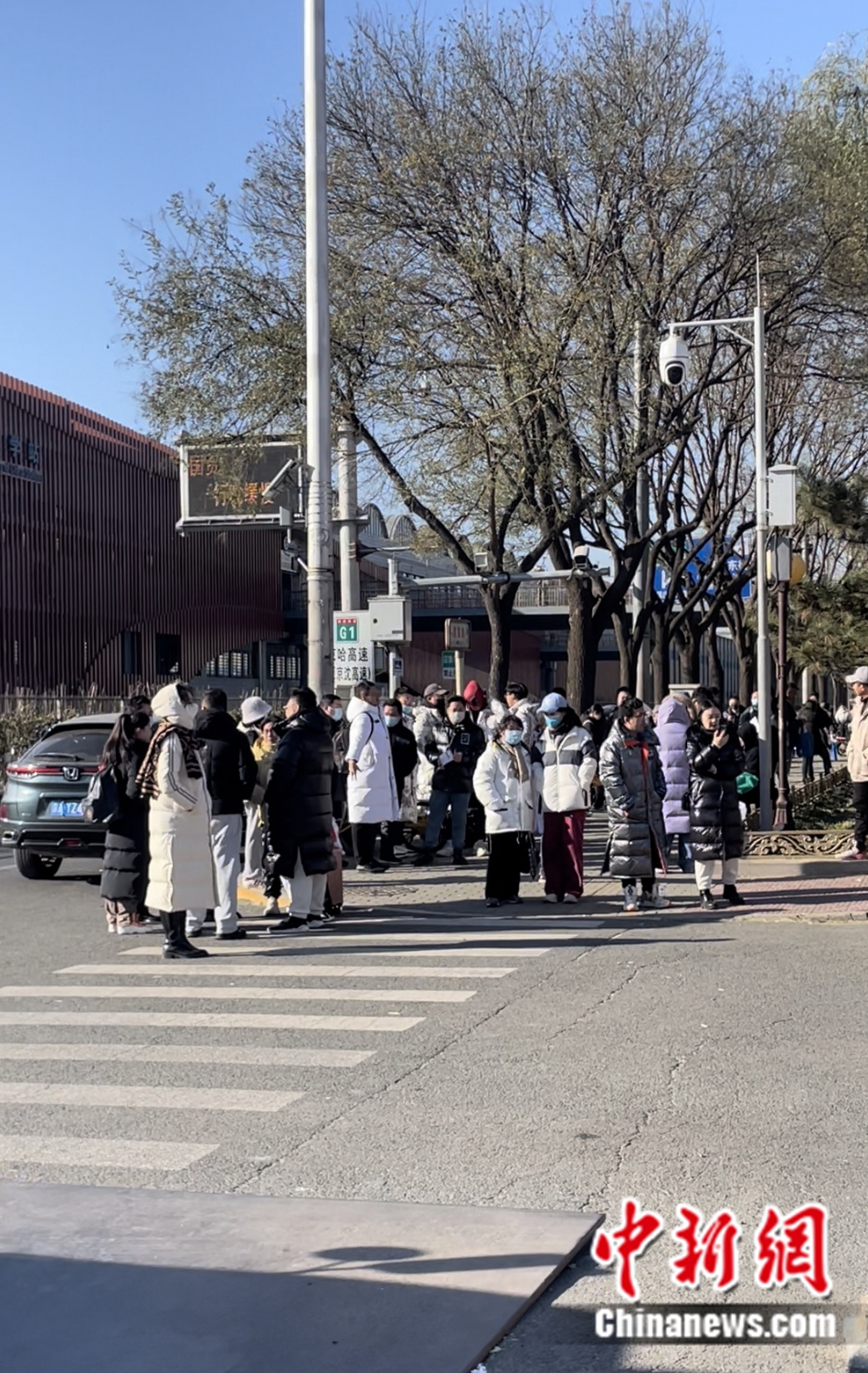 不少家長和老師在考場外等候。袁秀月 攝