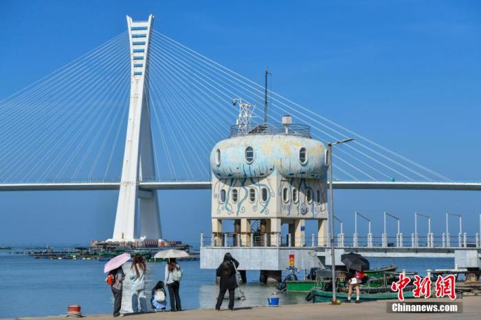 圖為游客在文昌鋪前漁港游玩。<a target='_blank' href='/' _fcksavedurl='/' ><p  align=
