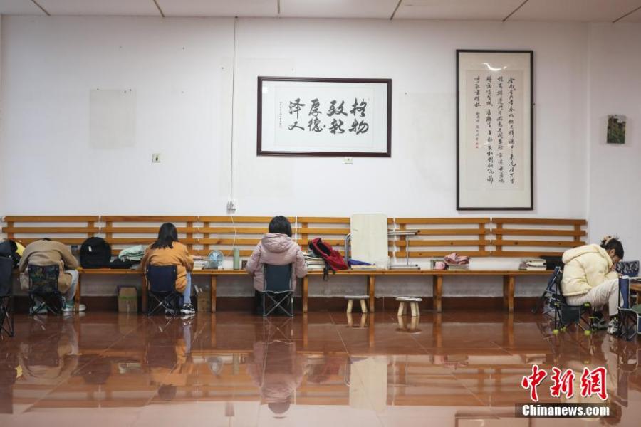 資料圖：幾位考研學生在南昌大學教學樓的公共空間復習備考。劉力鑫 攝