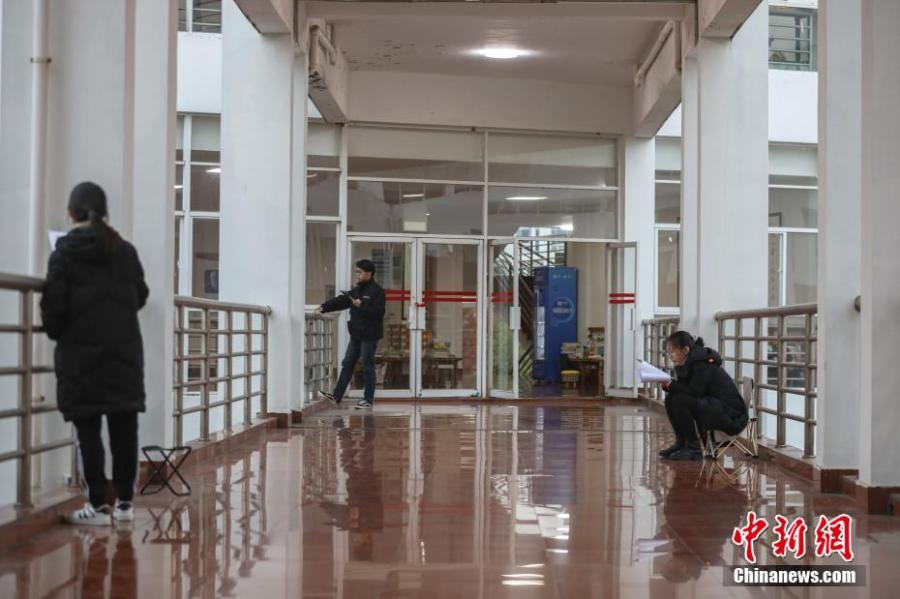 資料圖：幾位考研學生在南昌大學教學樓的天橋上復習備考。劉力鑫 攝