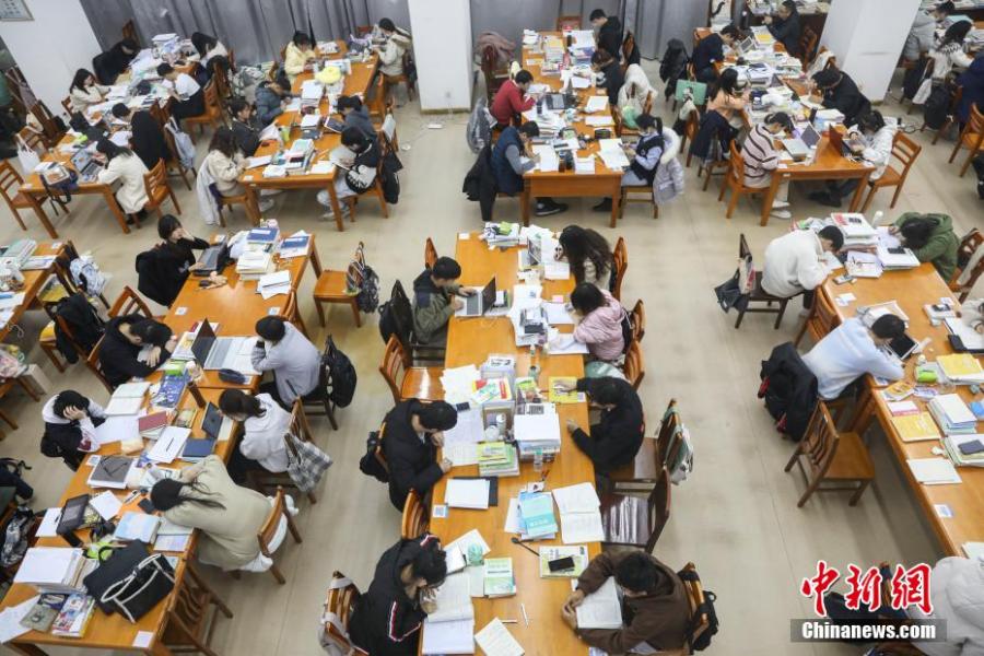 資料圖：眾多考研學生在南昌大學圖書館的自習室內(nèi)復習備考。劉力鑫 攝