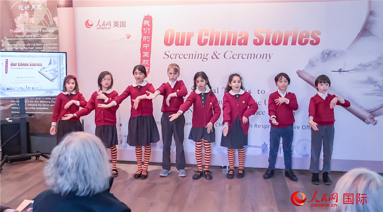 肯辛頓韋德預備學校小學生表演。人民網(wǎng) 郭錦標攝