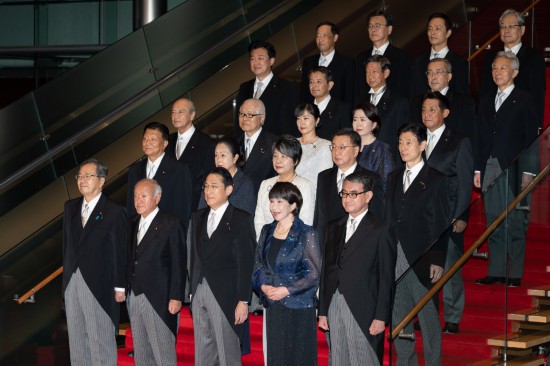 9月13日，日本首相岸田文雄（前排中）在東京的首相官邸率閣僚合影。新華社記者張笑宇攝