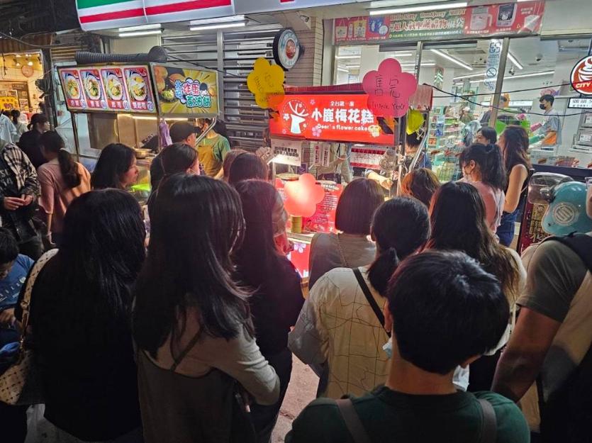 梅花糕攤前被民眾團團包圍。圖片來源：臺灣“中時新聞網(wǎng)”游定剛攝