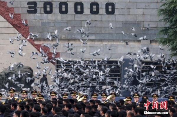 12月13日是第十個(gè)南京大屠殺死難者國(guó)家公祭日。當(dāng)天上午，南京大屠殺死難者國(guó)家公祭儀式在侵華日軍南京大屠殺遇難同胞紀(jì)念館舉行。圖為國(guó)家公祭儀式現(xiàn)場(chǎng)。中新社記者 泱波 攝
