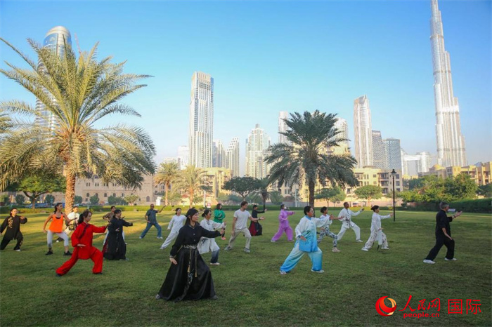 迪拜民眾在練習(xí)太極拳。人民網(wǎng) 塔里克·易卜拉欣攝