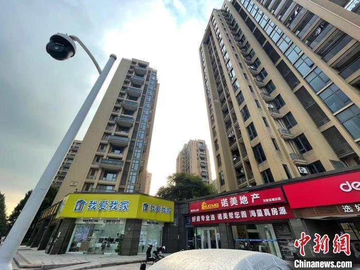 多家房地產(chǎn)中介。 蘇婷 攝