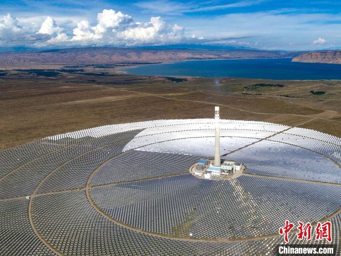資料圖：光伏發(fā)電園區(qū)一隅。張進(jìn)剛 攝