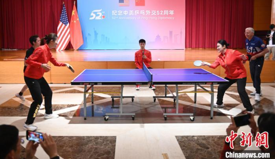 當(dāng)?shù)貢r(shí)間12月13日，中國駐美使館在華盛頓舉辦慶?；顒?dòng)紀(jì)念中美乒乓外交52周年。圖為丁寧、劉偉、戴爾等中美運(yùn)動(dòng)員上演混雙表演賽。中新社記者 陳孟統(tǒng) 攝
