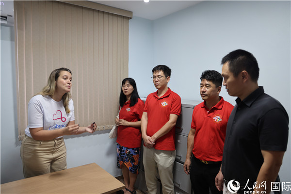 王尉育等人參觀并了解協(xié)會活動場所及設(shè)施。人民網(wǎng)記者 時元皓攝