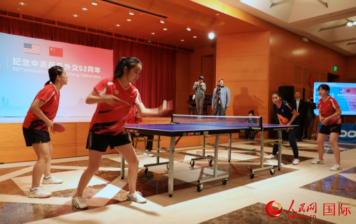 來自北京大學(xué)、美國弗吉尼亞大學(xué)的中美青年乒乓球運(yùn)動員進(jìn)行表演賽。人民網(wǎng)記者 李志偉攝