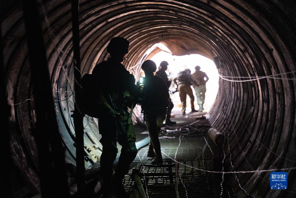 這張以色列國防軍12月17日發(fā)布的照片顯示，以軍地面部隊在加沙地帶發(fā)現(xiàn)一處大型地下隧道。新華社發(fā)