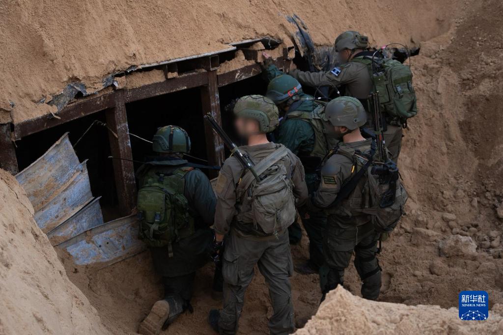 這張以色列國防軍12月17日發(fā)布的照片顯示，以軍地面部隊在加沙地帶發(fā)現(xiàn)一處大型地下隧道。新華社發(fā)