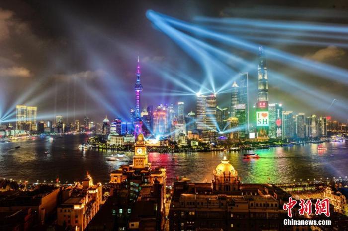 資料圖：上海外灘國慶燈光秀流光溢彩。 黃偉國 攝
