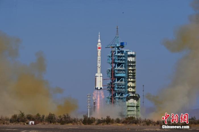 資料圖：北京時間2023年10月26日11時14分，搭載神舟十七號載人飛船的長征二號F遙十七運載火箭在酒泉衛(wèi)星發(fā)射中心點火發(fā)射。汪江波 攝