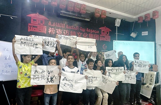 學(xué)著用中文書寫自己姓名的埃及兒童們。埃及?？诉~特文化集團(tuán)供圖